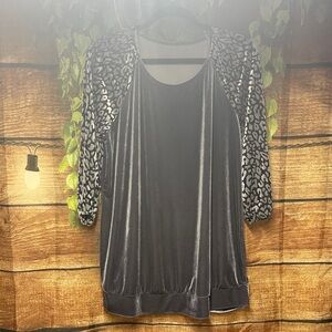 🦋EUC Elegant Black and Gray Women's Top